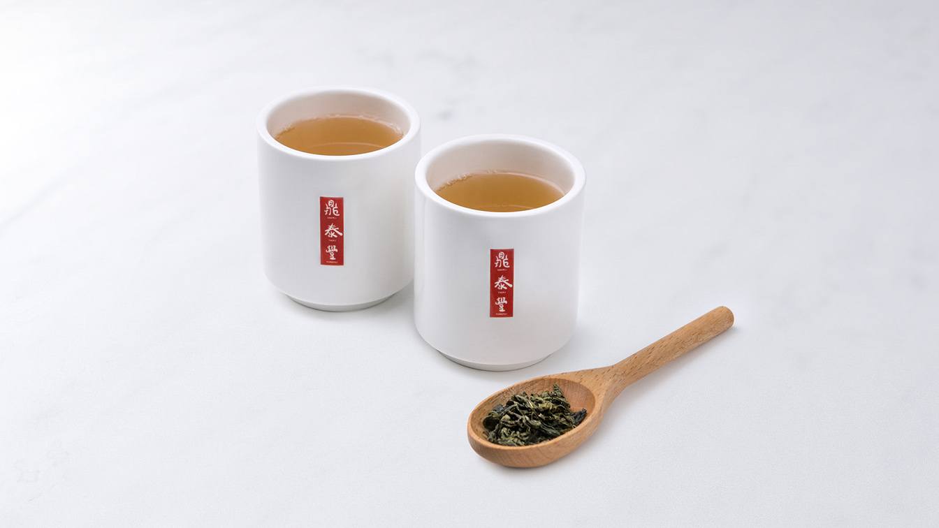 A photo of two cups of Taiwanese hot tea.