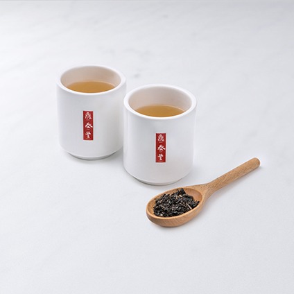 A photo of two cups of Taiwanese hot tea.